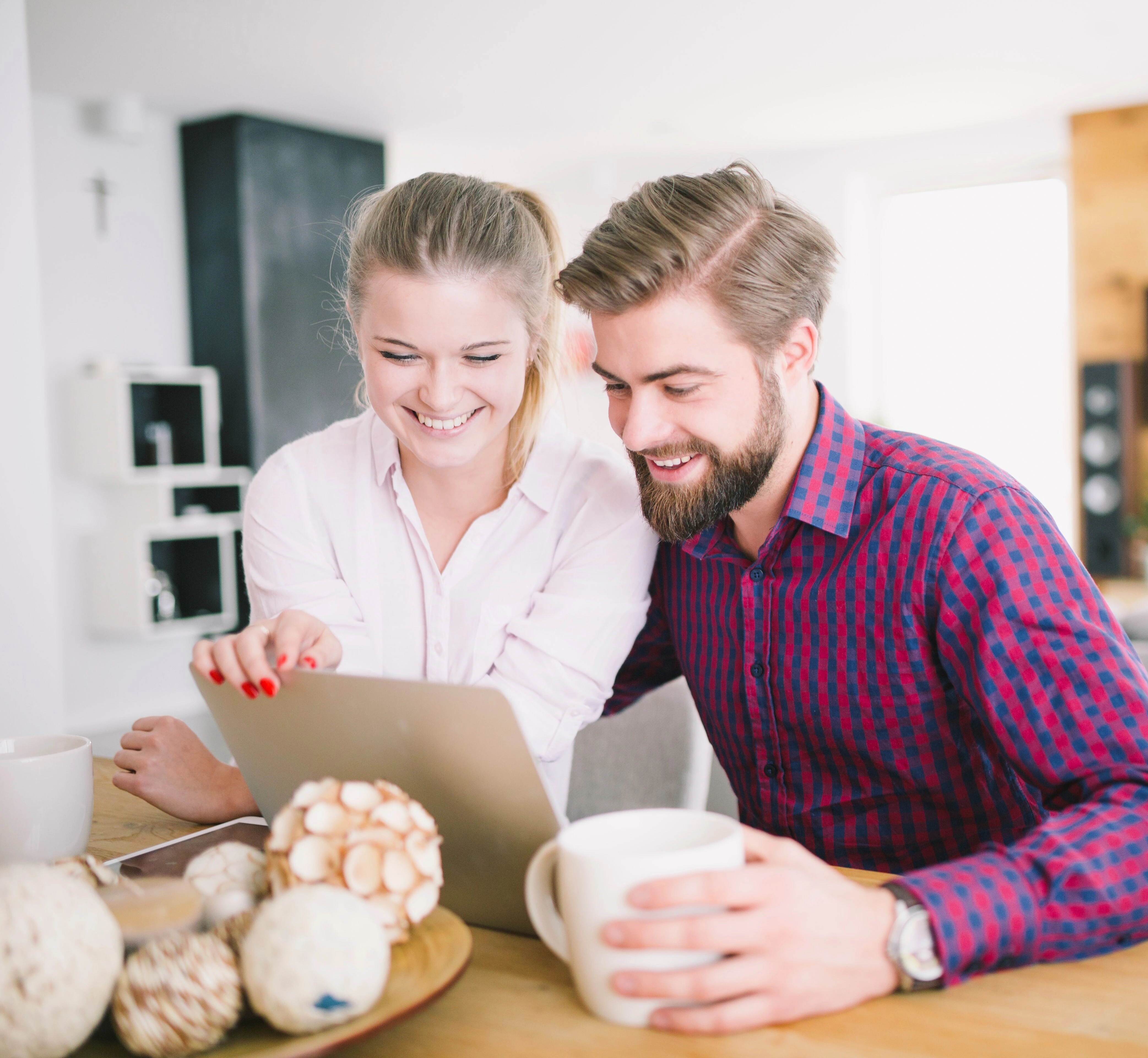 couple content devant un ordinateur
