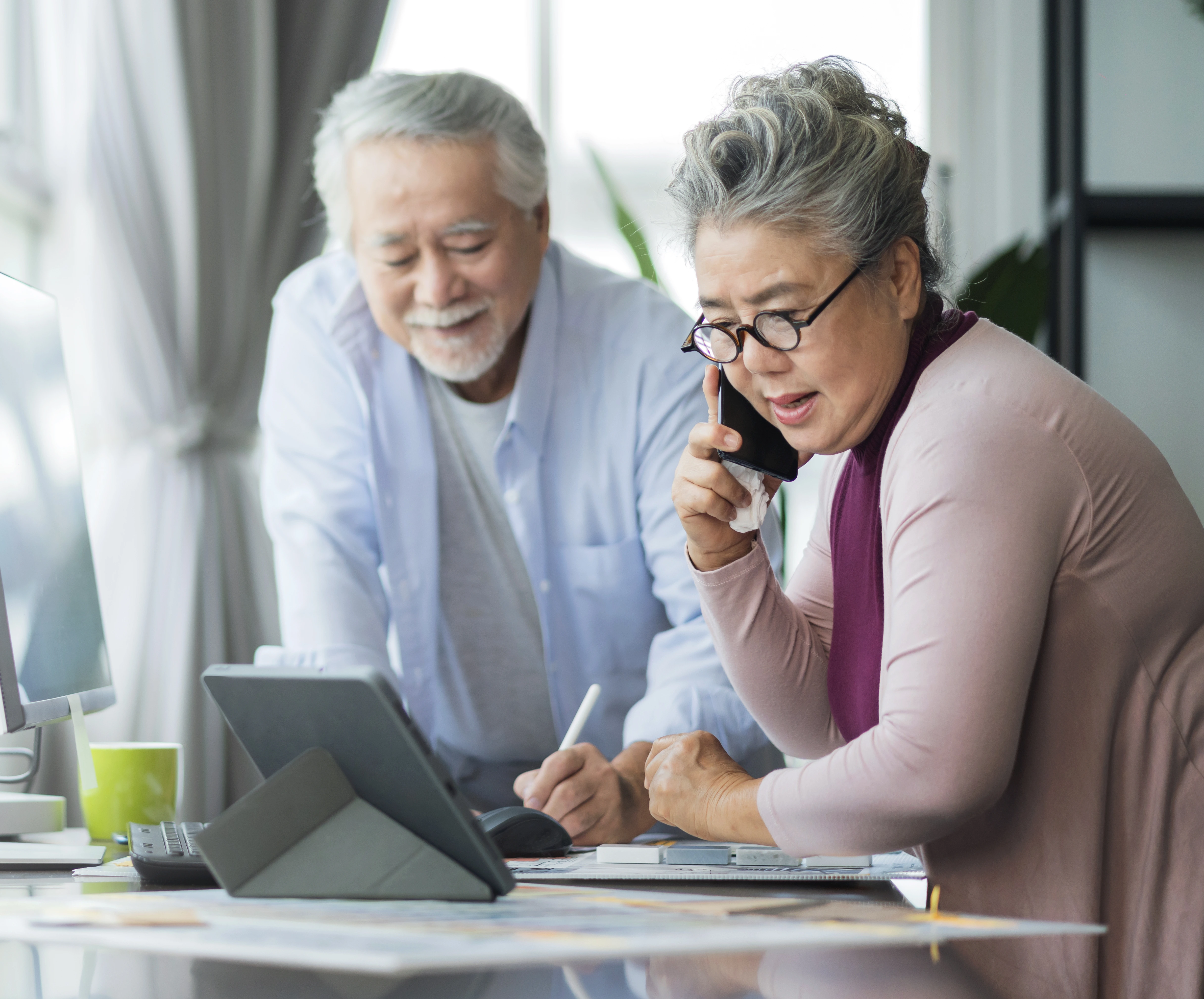 personnes agées au téléphone