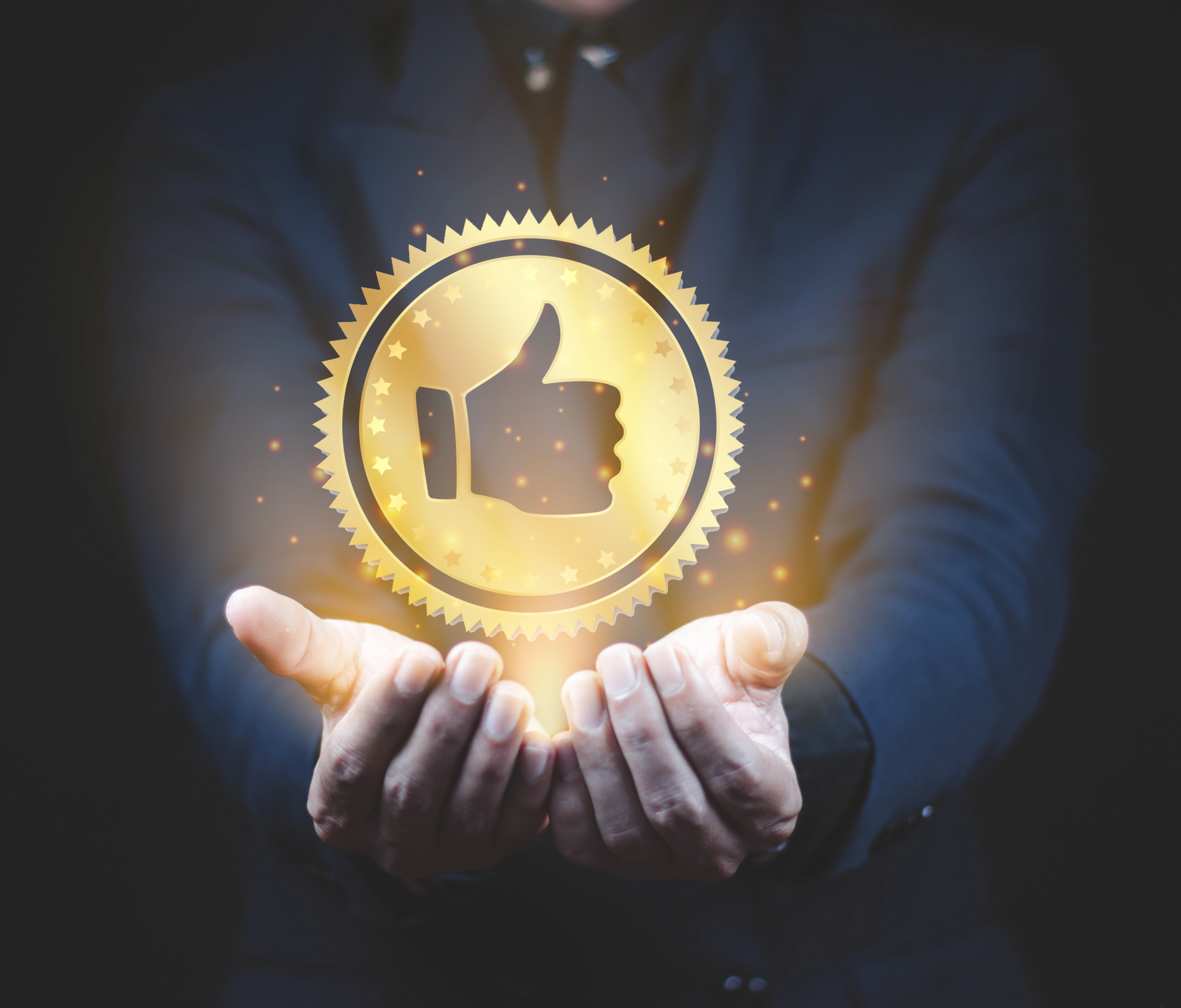 mains tenant un pouce en l'air représentant la satisfaction client et des solutions garanties