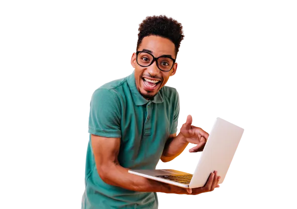 un homme satisfait sur son pc